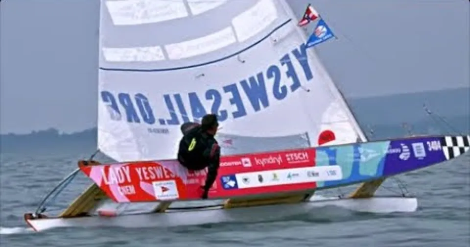 Dani Anglada navegando en un trimarán con velas de YesWeSail
